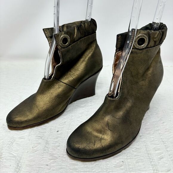 Timberland Gold Wedge Booties- Size 7.5 - Picture 12 of 15
